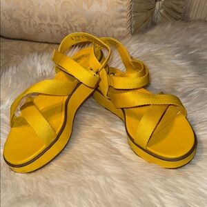 Naturalizer Yellow Strappy Sandals Size 11